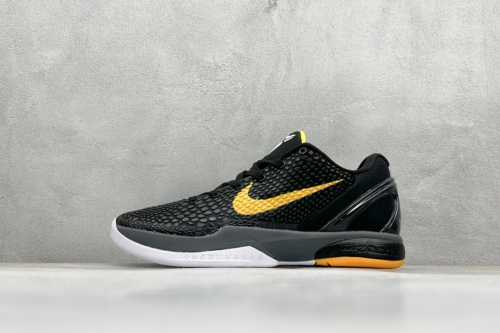 真碳福利 
NK Kobe 6 Protro 科比6代专业实战篮球鞋
采用了复合式的鞋面 内层为透气网面