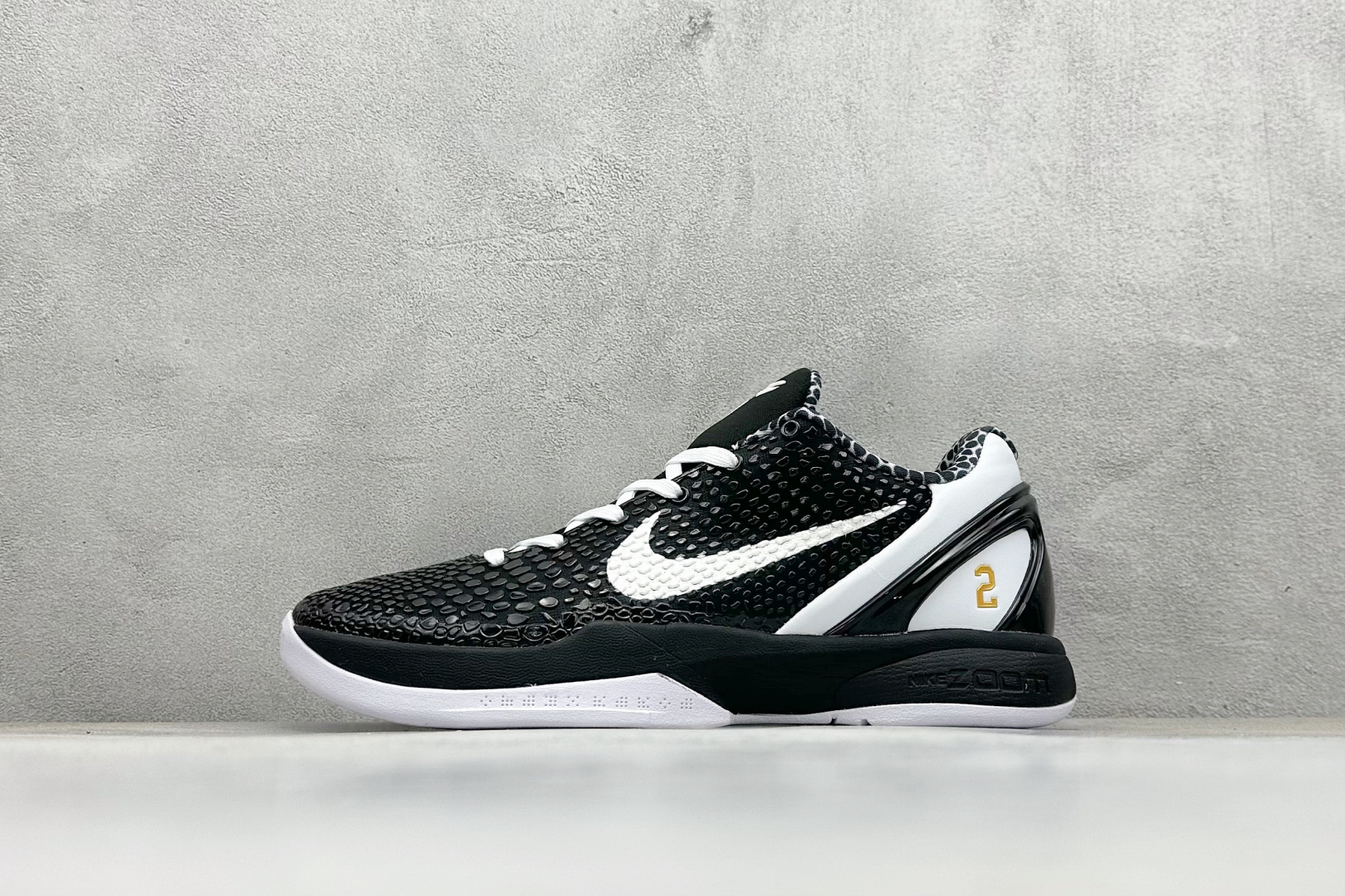 真碳福利 
NK Kobe 6 Protro 科比6代专业实战篮球鞋
采用了复合式的鞋面 内层为透气网面