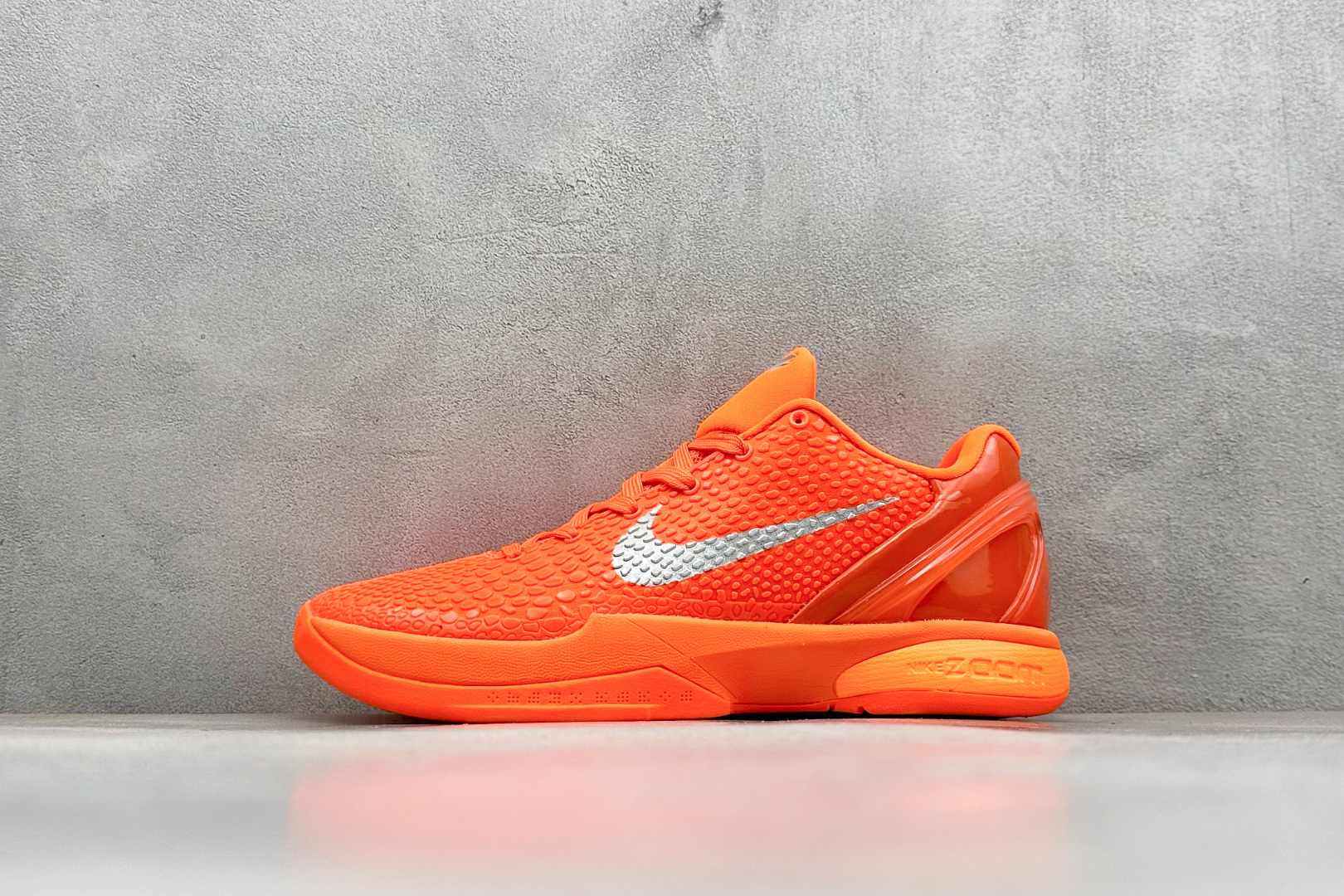 真碳福利 
NK Kobe 6 Protro 科比6代专业实战篮球鞋
采用了复合式的鞋面 内层为透气网面