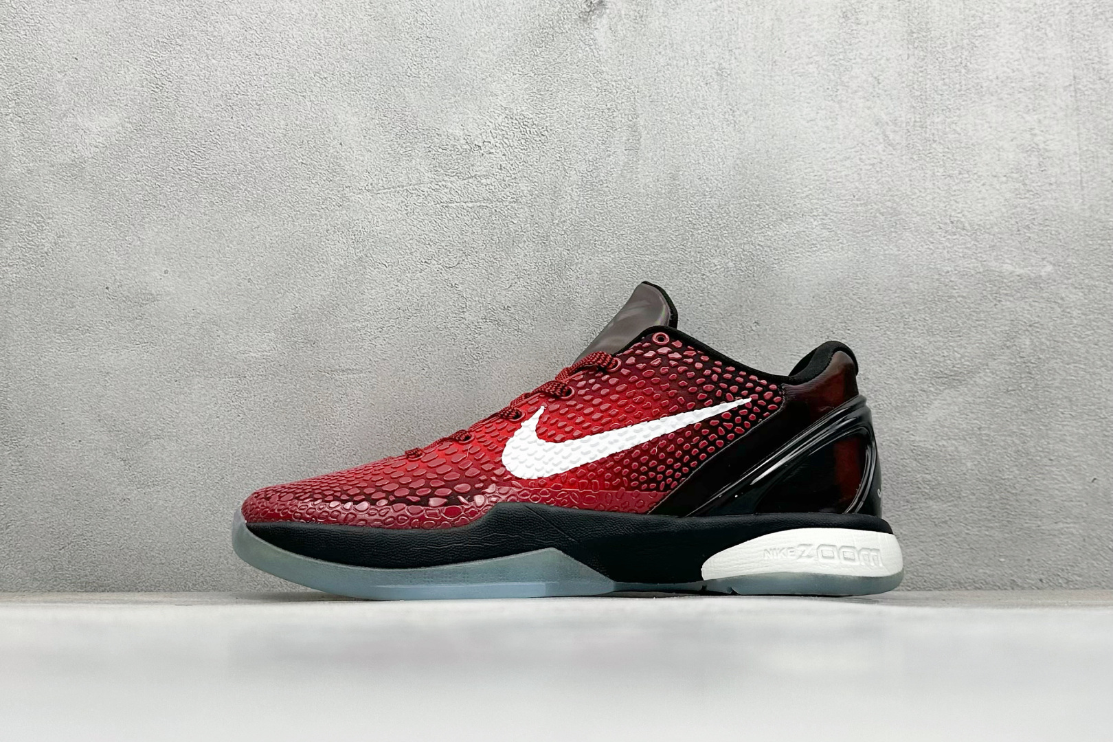 真碳福利 
NK Kobe 6 Protro 科比6代专业实战篮球鞋
采用了复合式的鞋面 内层为透气网面