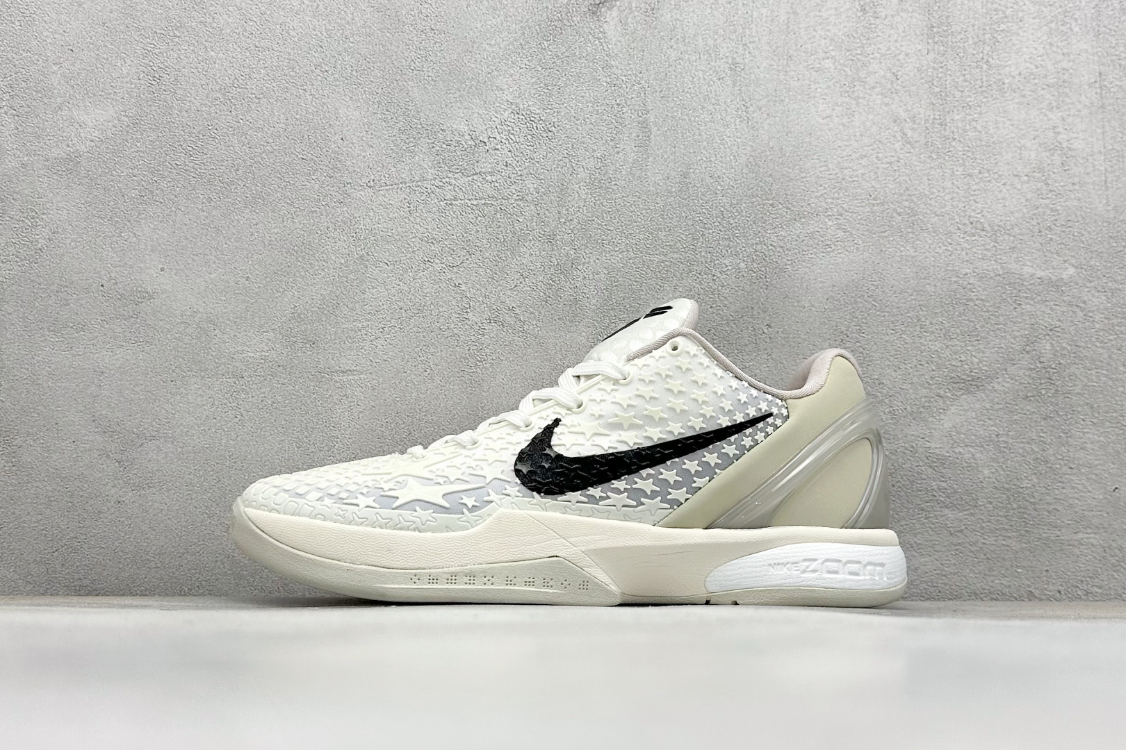 真碳福利 
NK Kobe 6 Protro 科比6代专业实战篮球鞋
采用了复合式的鞋面 内层为透气网面