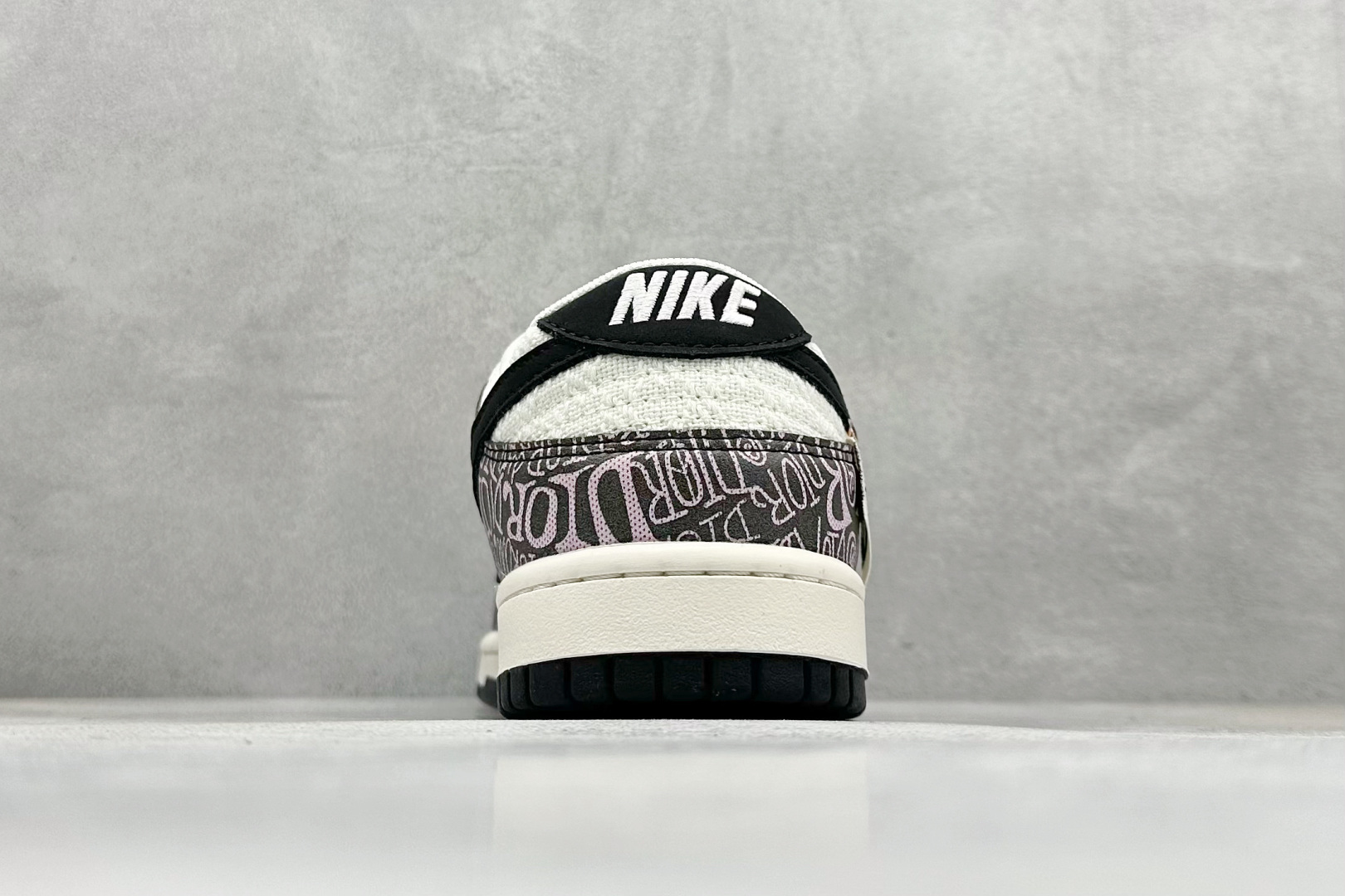 Nike SB Dunk Low x DIOR 黑白双小勾 XD1588-228