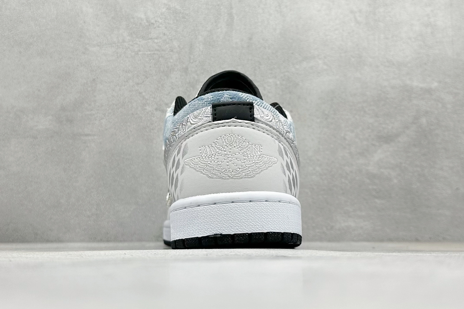 Air Jordan 1 Low 云烟梦泽 整体围绕熊猫恶作剧乘浪钓手主题设计 553558-132