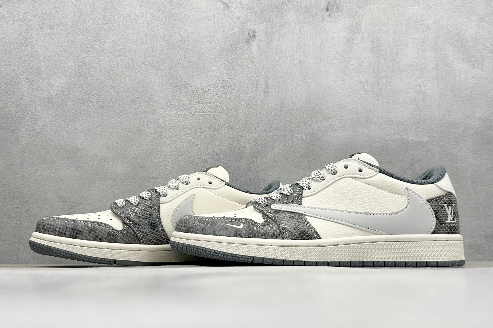 XC版Travis Scott x Fragment Design x Air Jordan 1 Low SP AJ1 乔1 LV联名 蛇纹灰 低帮文化休闲板鞋 XS7089-619