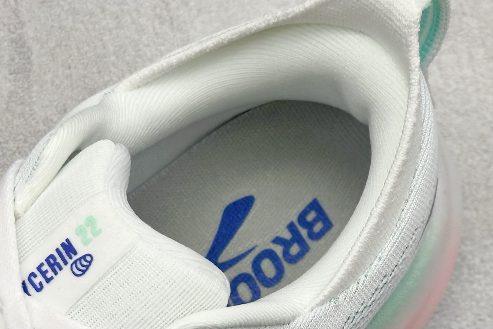 Brooks 布鲁克斯 Glycerin 22 超弹轻盈跑步鞋 低帮透气缓震支撑休闲运动慢跑鞋 120434 1B 110