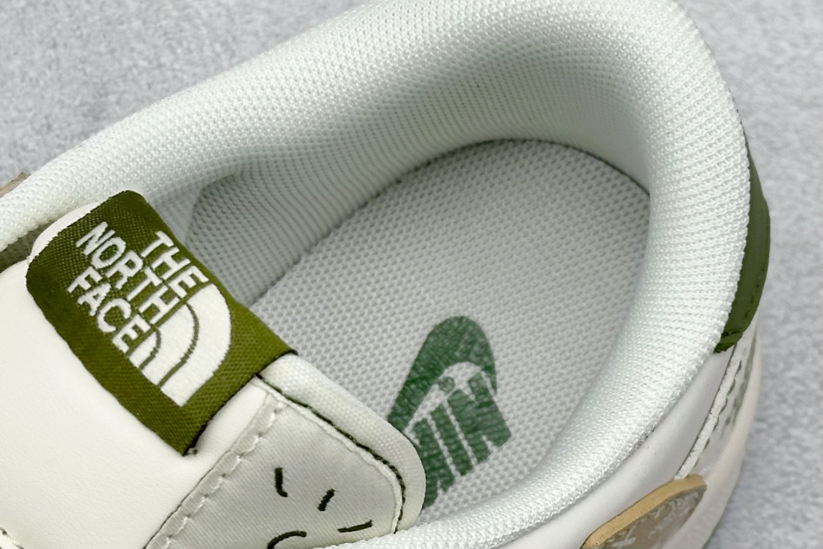 Travis Scott x Fragment Design x Air Jordan 1 Low SP AJ1 乔1 北面联名 印字米白卡其绿 低帮文化休闲板鞋 QW5088-204
