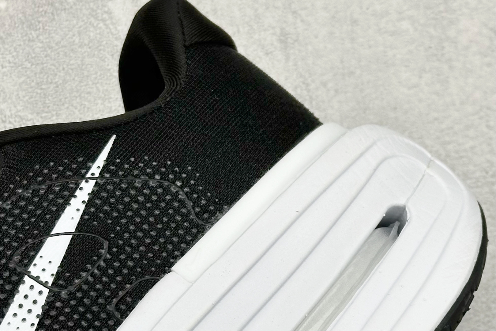 NIKE VOMERO PREMIUM 全掌气垫纤维气柱网面跑步鞋 HM5973-400