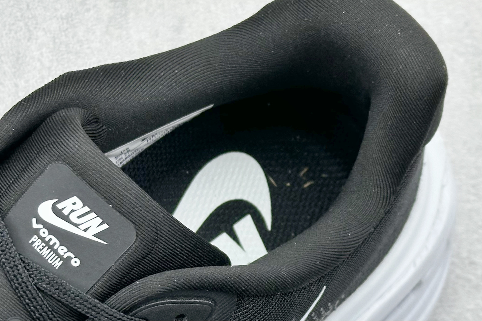 NIKE VOMERO PREMIUM 全掌气垫纤维气柱网面跑步鞋 HM5973-400