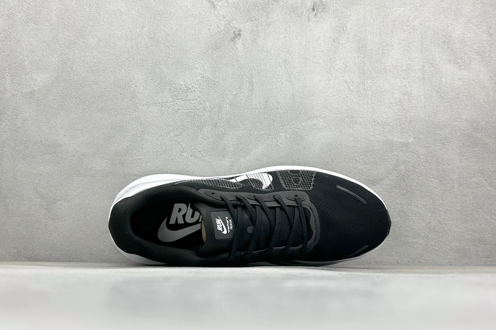 NIKE VOMERO PREMIUM 全掌气垫纤维气柱网面跑步鞋 HM5973-400