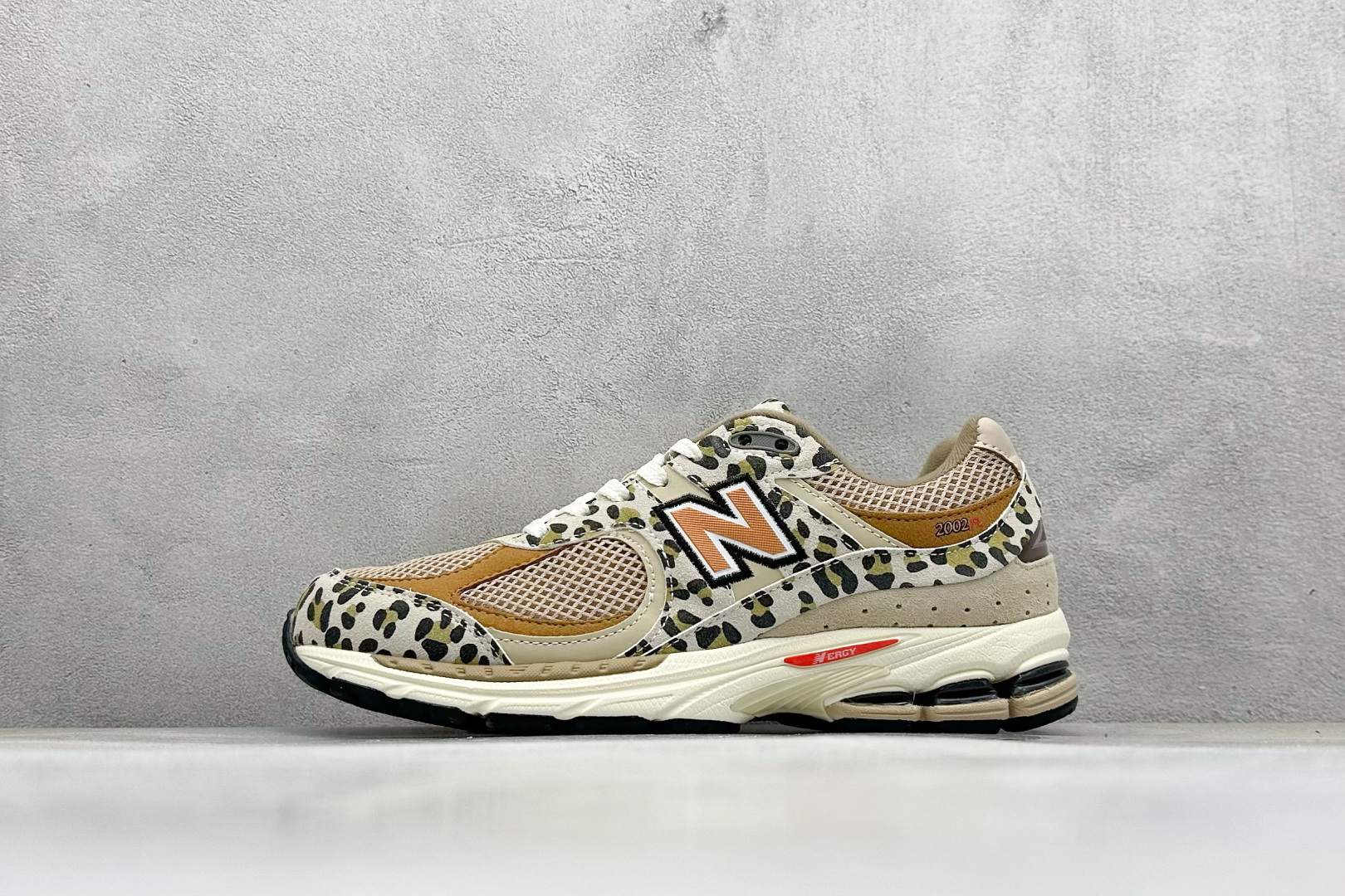 NO:340449,[Spot] Terminal store RA version NewBalance 2002R retro items NewBalance2002R classic color scheme follows the classic technology at the beginning of its launch, with ENCA midsole and upgraded N-ERGY cushioning material. The upper uses a distinctive soft suede with NewBalance classic nylon mesh, which restores the authenticity of running shoes in a low-key manner. The younger design concept and material allow the new generation of young people to experience the legendary charm of classic shoes from a new perspective. Item number: U2002RC Size: 36-45 Code 28, sports shoes series, sneakers, chamois leather19860909【現貨】 终端放店 RA版 NewBalance 2002R 复古单品 NewBalance2002R经典的配色,沿袭了面世之初的经典科技,以ENCA中底配以升级版N-ERGY缓震物料.鞋面则采用特色的柔软麂皮搭以NewBalance经典的尼龙网布,低调中还原跑鞋本真.更年轻化的设计理念与材质,让新世代青年得以用全新视角体验经典鞋款的传奇魅力  货号: U2002RC 尺码: 36-45 编码28,运动鞋系列,sneakers,chamois leather,Men's shoes