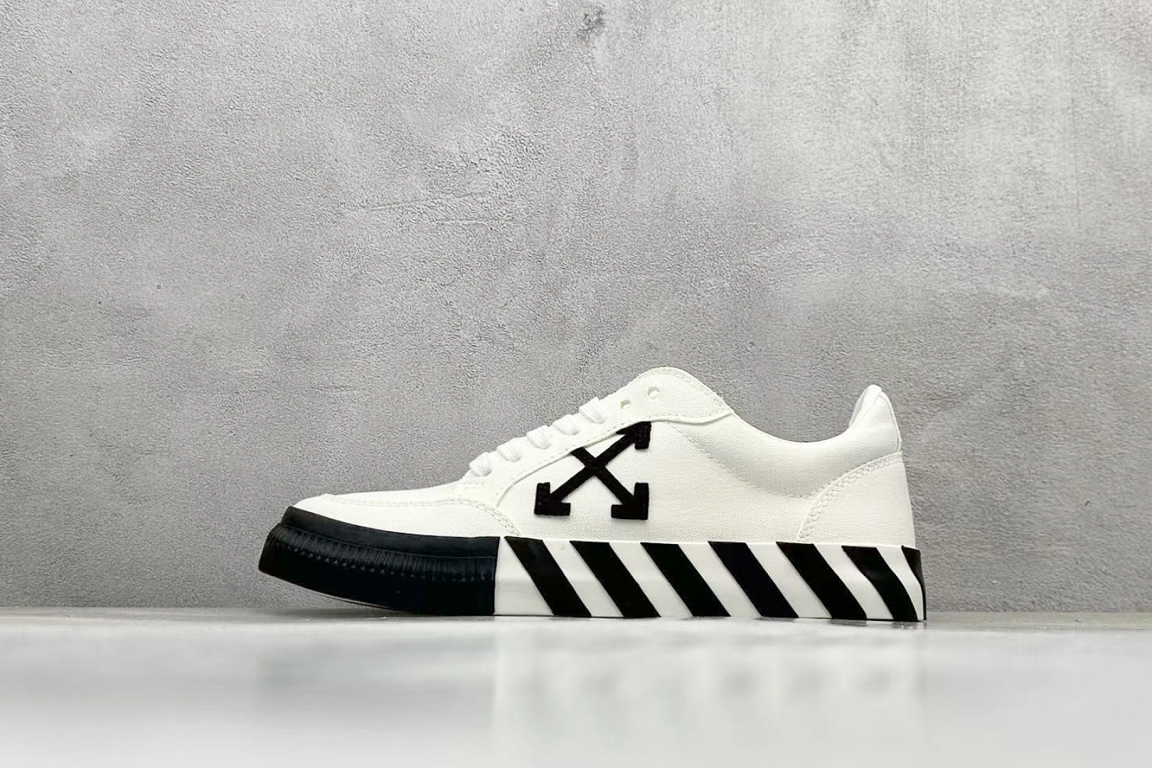 NO:340424,[Spot] Terminal store S version OFF-WHITE GYM SHOES LOVERS Comfortable and versatile non-slip, wear-resistant low-top canvas shoes Size 36 37 38 39 40 41 42 43 44 45 46 47 Code 32, sports shoes series, off white, versace, sneakers19860909【現貨】 终端放店 S版OFF-WHITE GYM SHOES LOVERS 舒适百搭防滑耐磨低帮帆布鞋 尺码36 37 38 39 40 41 42 43 44 45 46 47 编码32,运动鞋系列,off white,versace,sneakers,Men's shoes