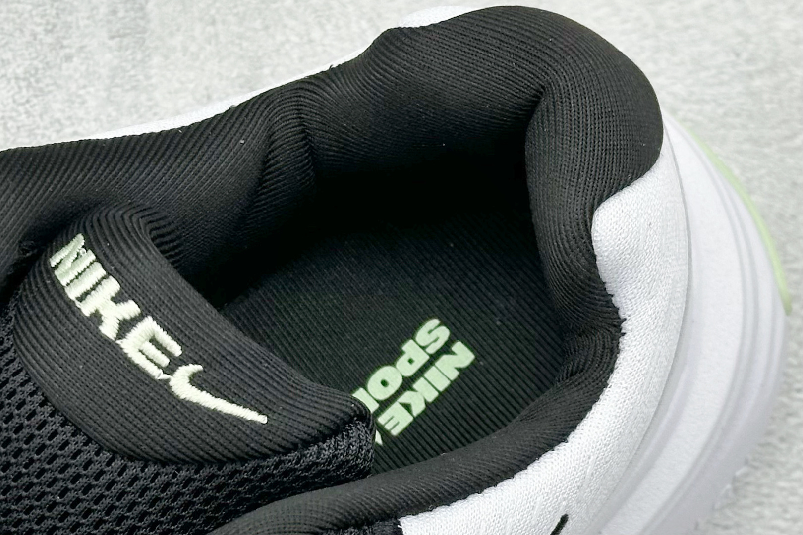 Nike Uplift 潮流舒适 织物防滑耐磨 低帮跑步鞋 616773-100