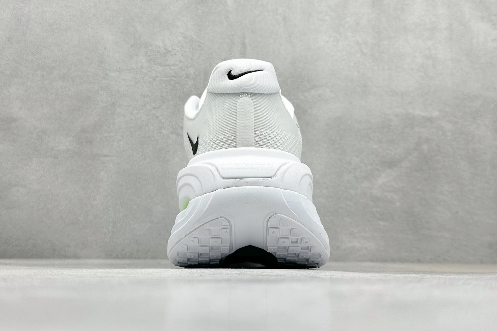 260 NIKE VOMERO PREMIUM 全掌气垫纤维气柱网面跑步鞋  HQ2050-300
