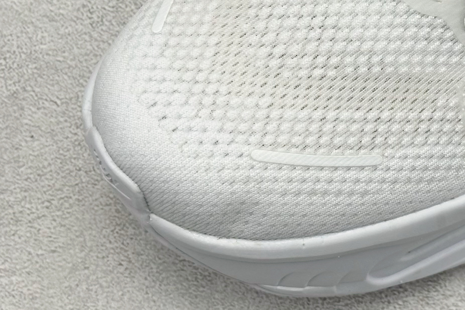 260 NIKE VOMERO PREMIUM 全掌气垫纤维气柱网面跑步鞋  HQ2050-300