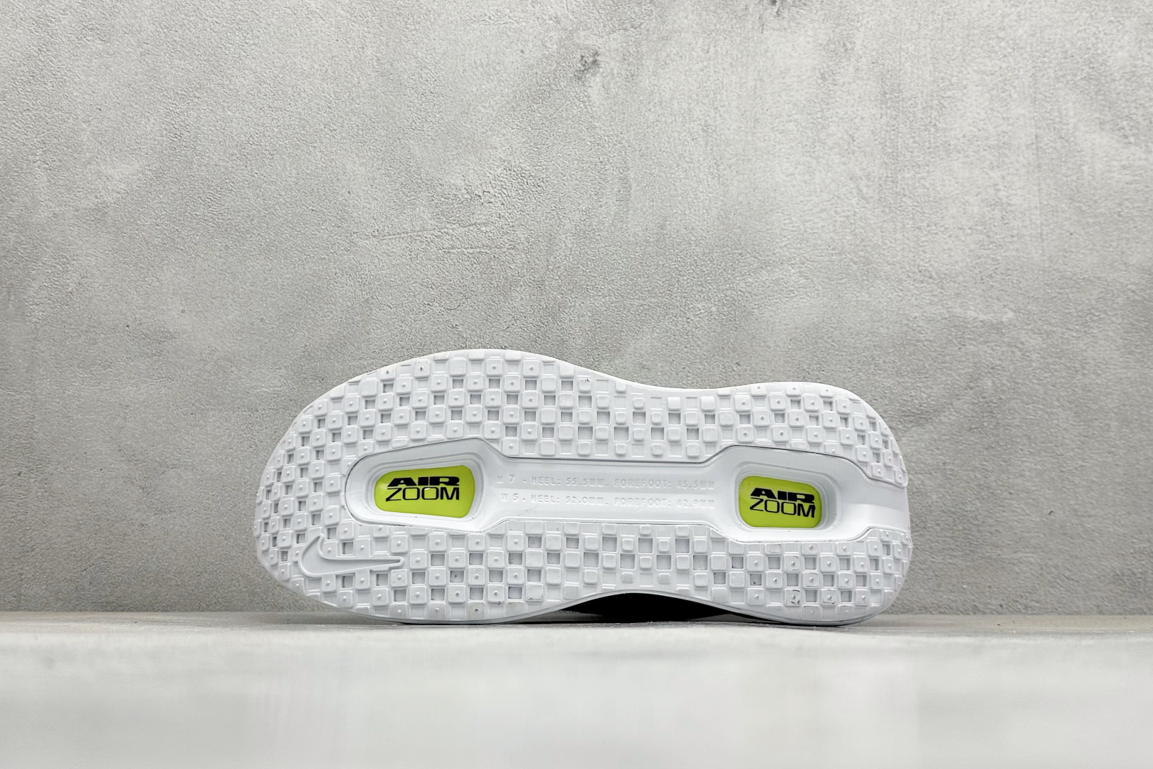 260 NIKE VOMERO PREMIUM 全掌气垫纤维气柱网面跑步鞋  HQ2050-300