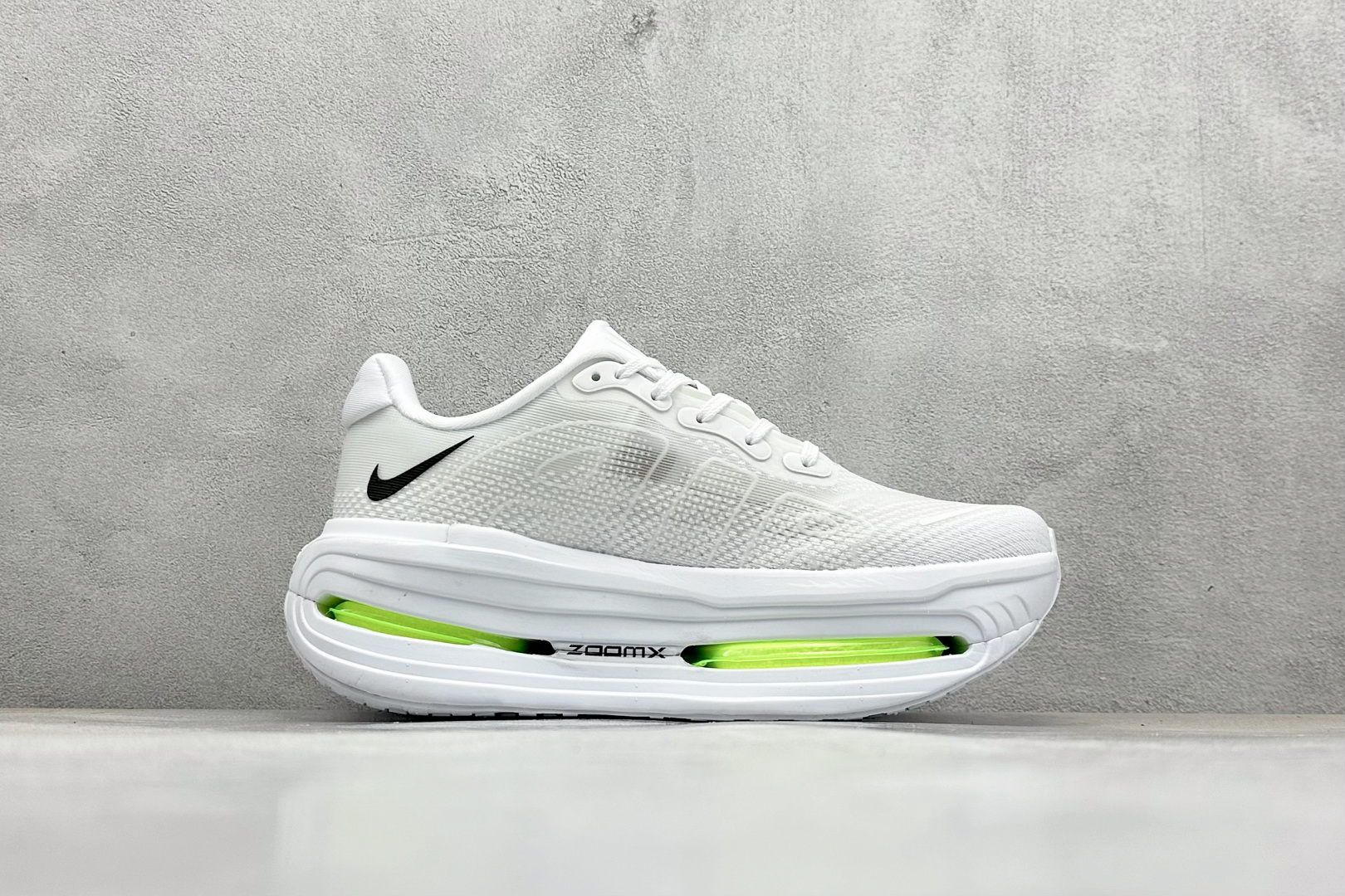 260 NIKE VOMERO PREMIUM 全掌气垫纤维气柱网面跑步鞋  HQ2050-300
