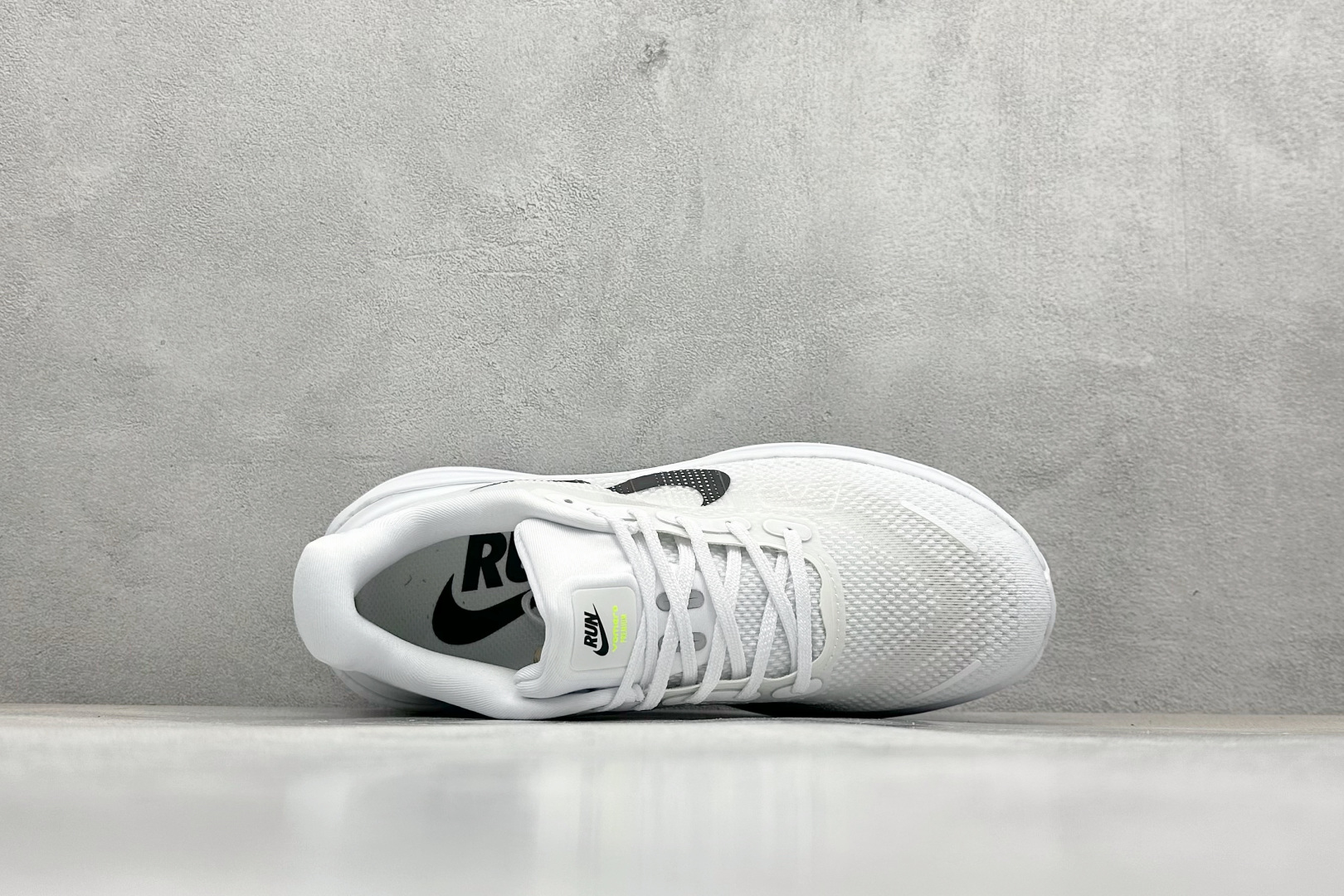 260 NIKE VOMERO PREMIUM 全掌气垫纤维气柱网面跑步鞋  HQ2050-300