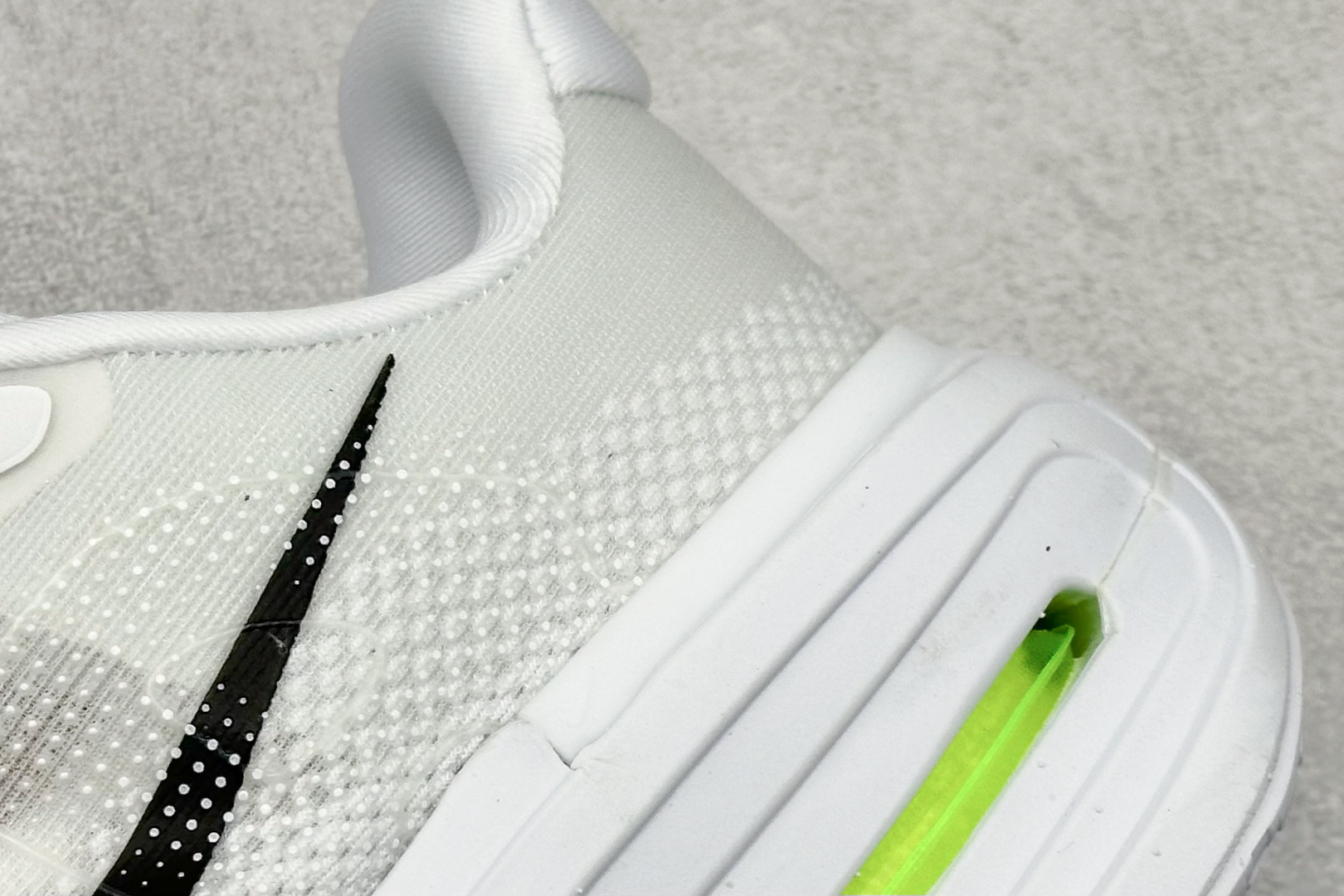 260 NIKE VOMERO PREMIUM 全掌气垫纤维气柱网面跑步鞋  HQ2050-300