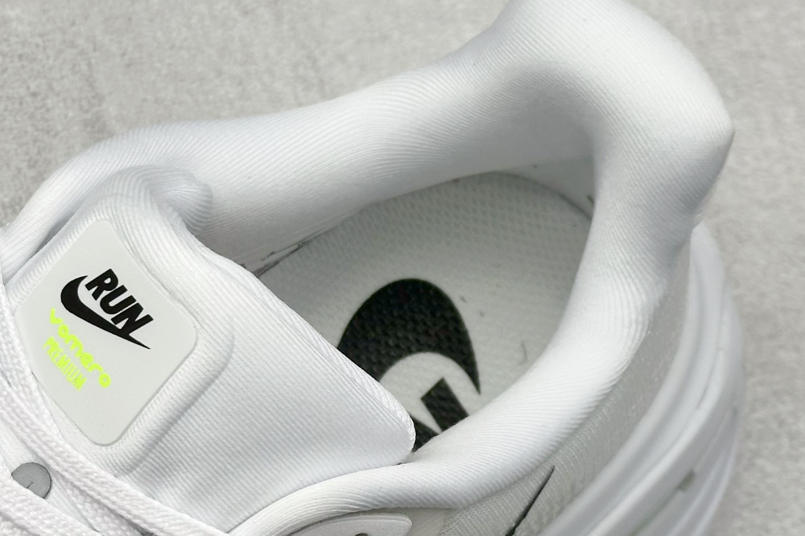 260 NIKE VOMERO PREMIUM 全掌气垫纤维气柱网面跑步鞋  HQ2050-300