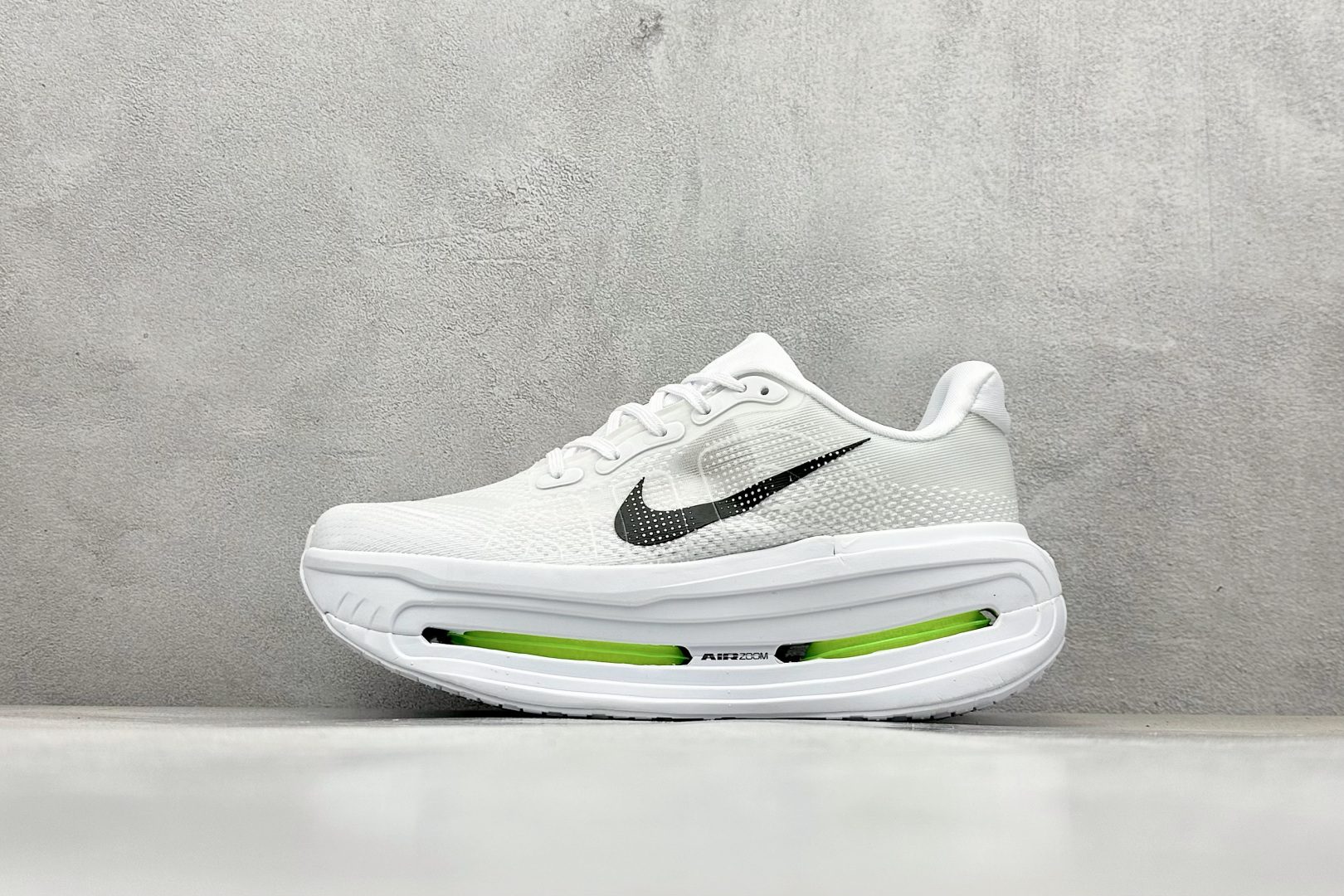 260 NIKE VOMERO PREMIUM 全掌气垫纤维气柱网面跑步鞋  HQ2050-300