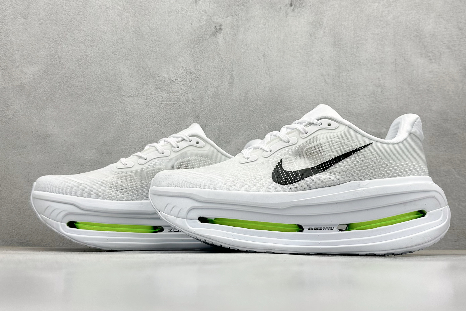 260 NIKE VOMERO PREMIUM 全掌气垫纤维气柱网面跑步鞋  HQ2050-300