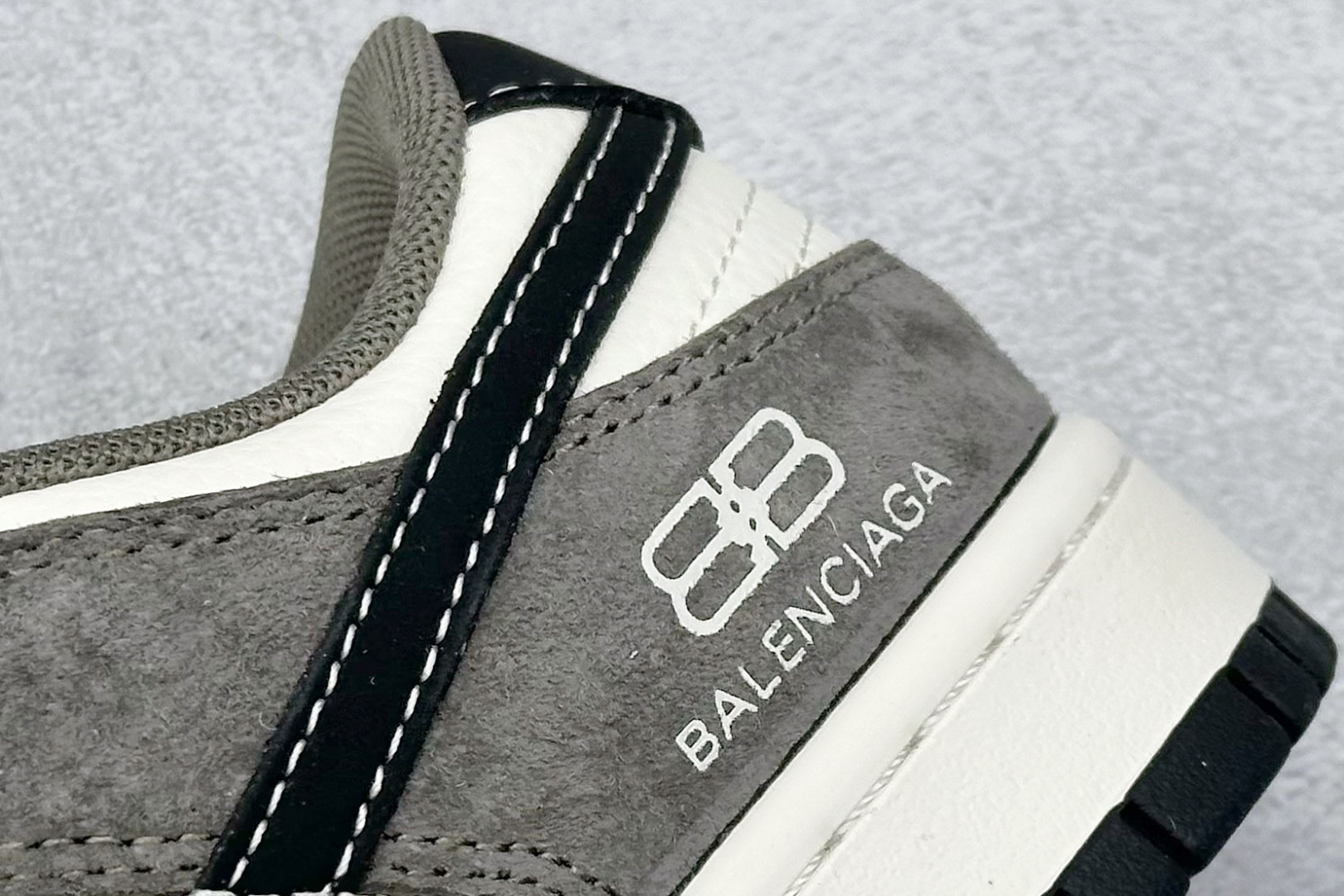 Nike SB Dunk Low x Balenciaga 棕白小勾 XD1588-229
