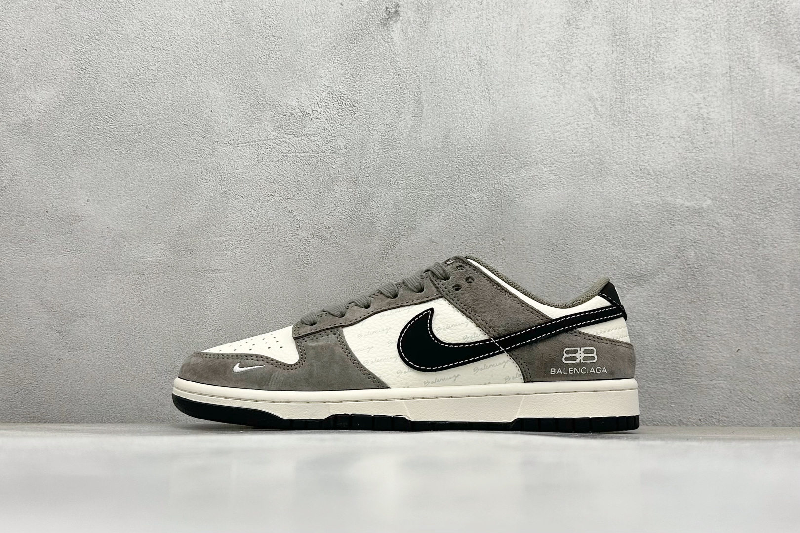 Nike SB Dunk Low x Balenciaga 棕白小勾 XD1588-229