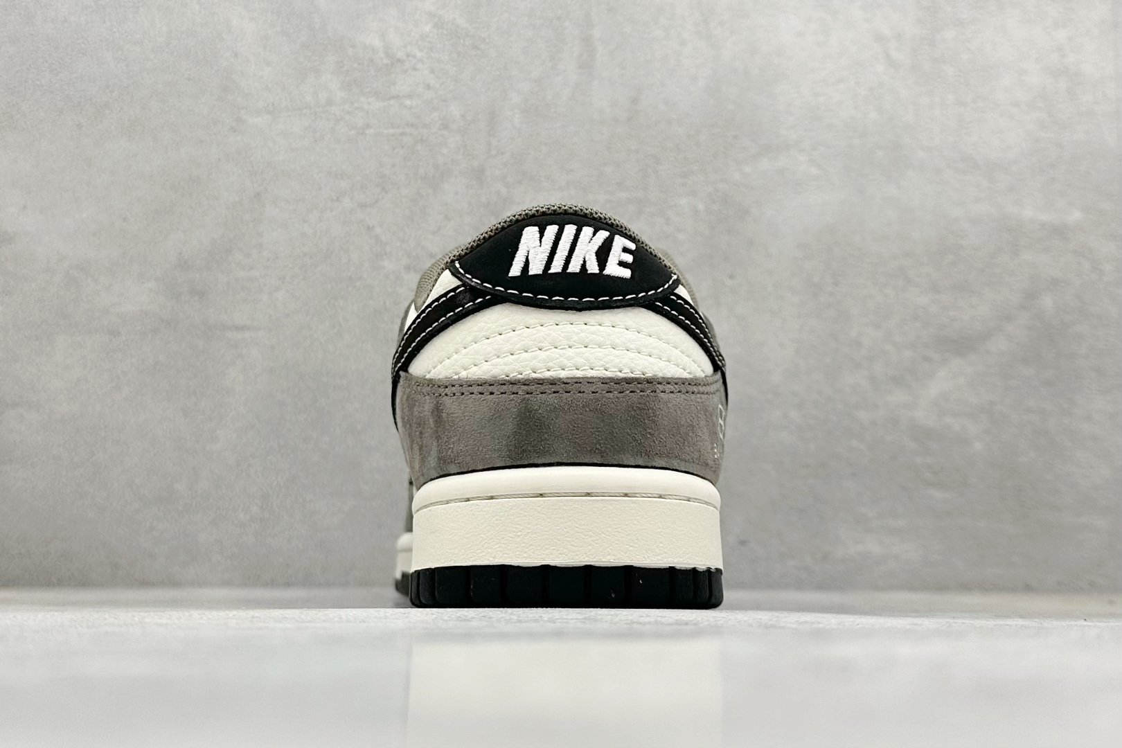 Nike SB Dunk Low x Balenciaga 棕白小勾 XD1588-229