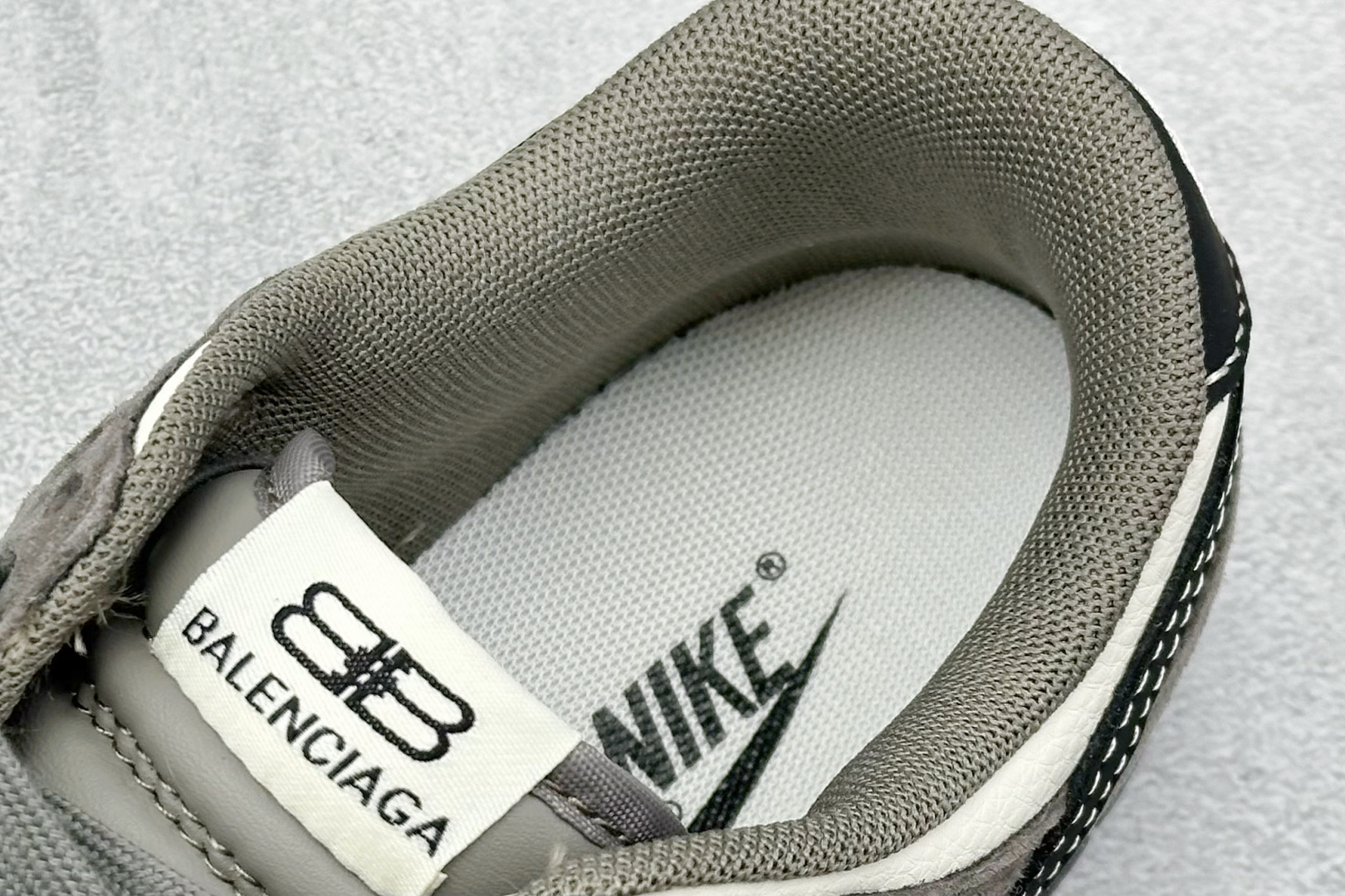 Nike SB Dunk Low x Balenciaga 棕白小勾 XD1588-229