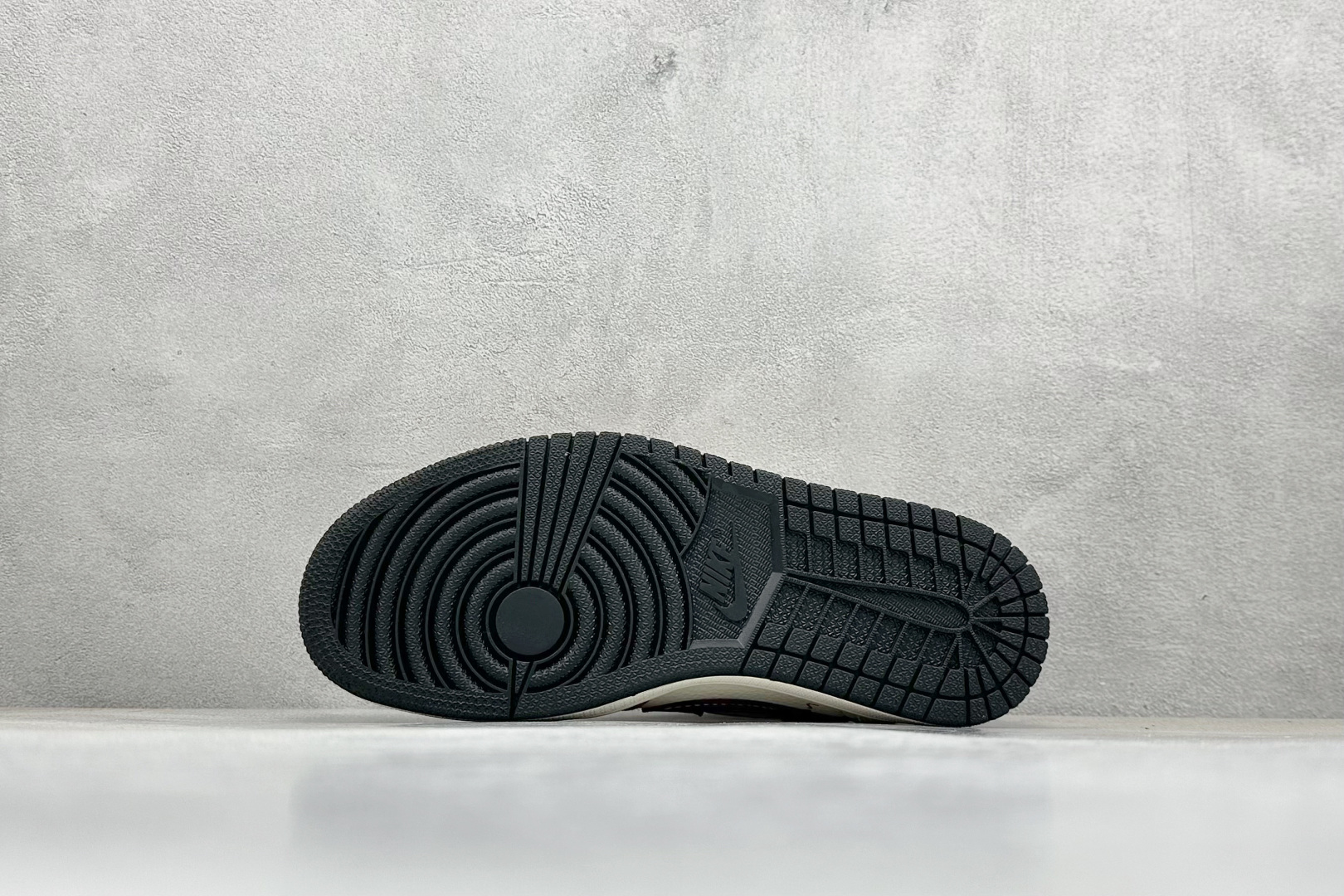 Travis Scott x Nike Air Jordan 1 Low x superme Air Jordan 1 Low 反转黑白红小勾倒钩 XB1979-013