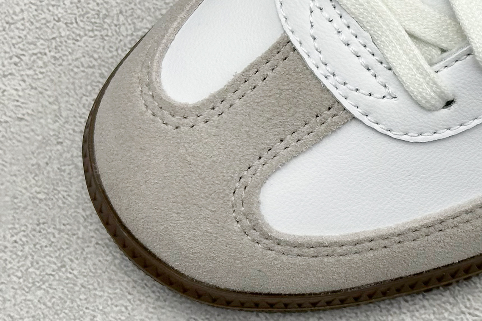 adidoriginals SAMBA 白棕 此款鞋延续了橡胶外底和经典款式的传统 IE3439