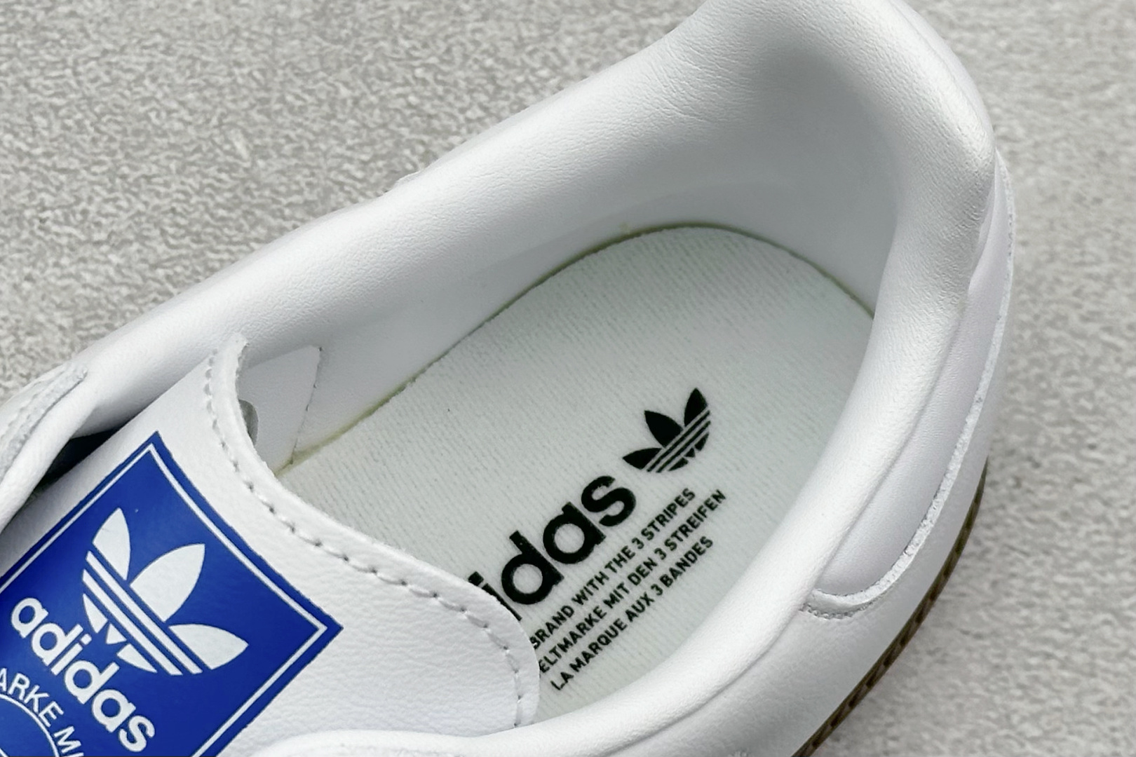adidoriginals SAMBA 白棕 此款鞋延续了橡胶外底和经典款式的传统 IE3439