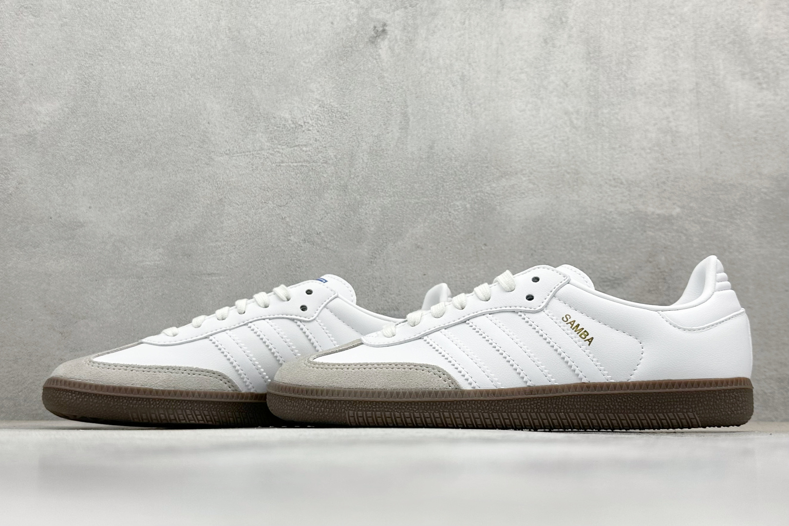 adidoriginals SAMBA 白棕 此款鞋延续了橡胶外底和经典款式的传统 IE3439