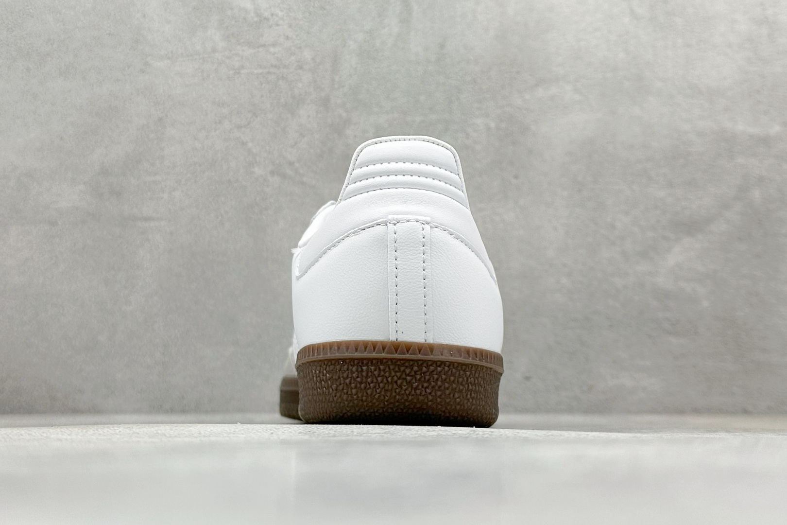 adidoriginals SAMBA 白棕 此款鞋延续了橡胶外底和经典款式的传统 IE3439