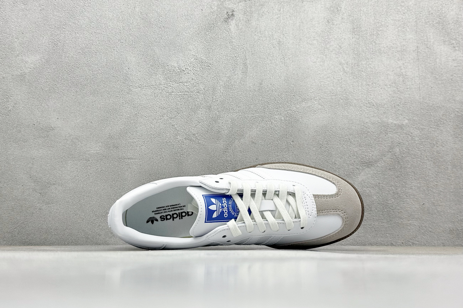 adidoriginals SAMBA 白棕 此款鞋延续了橡胶外底和经典款式的传统 IE3439