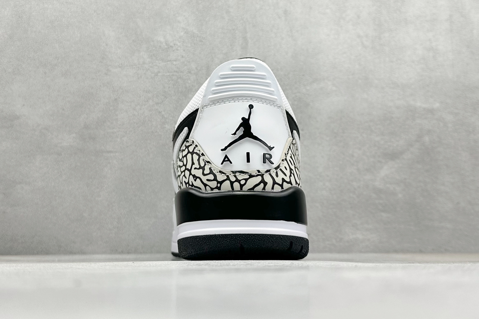 最强312 Air Jordan Legacy 312 Low 有着交错结合的设计 CD7069-111
