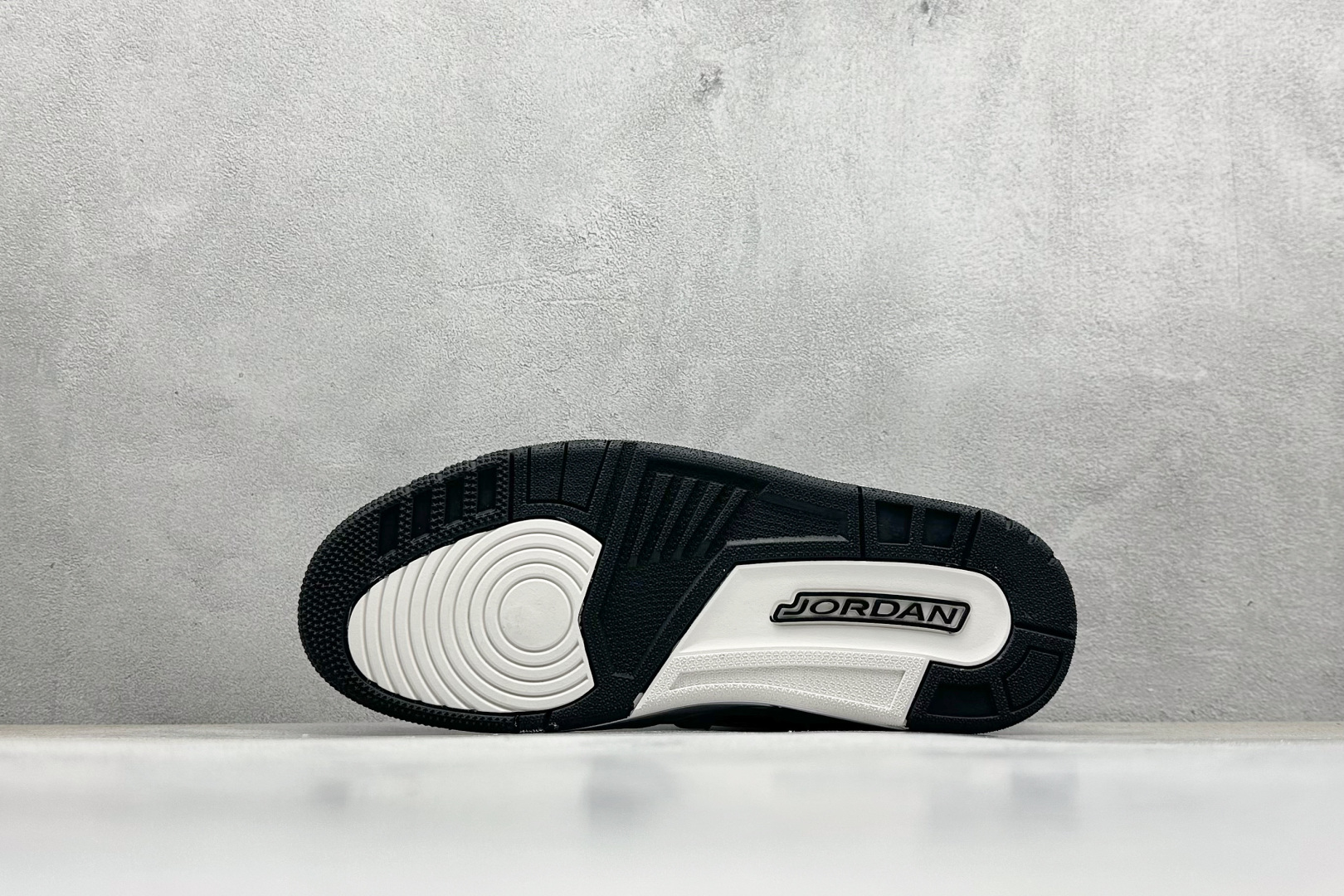 最强312 Air Jordan Legacy 312 Low 有着交错结合的设计 CD7069-111