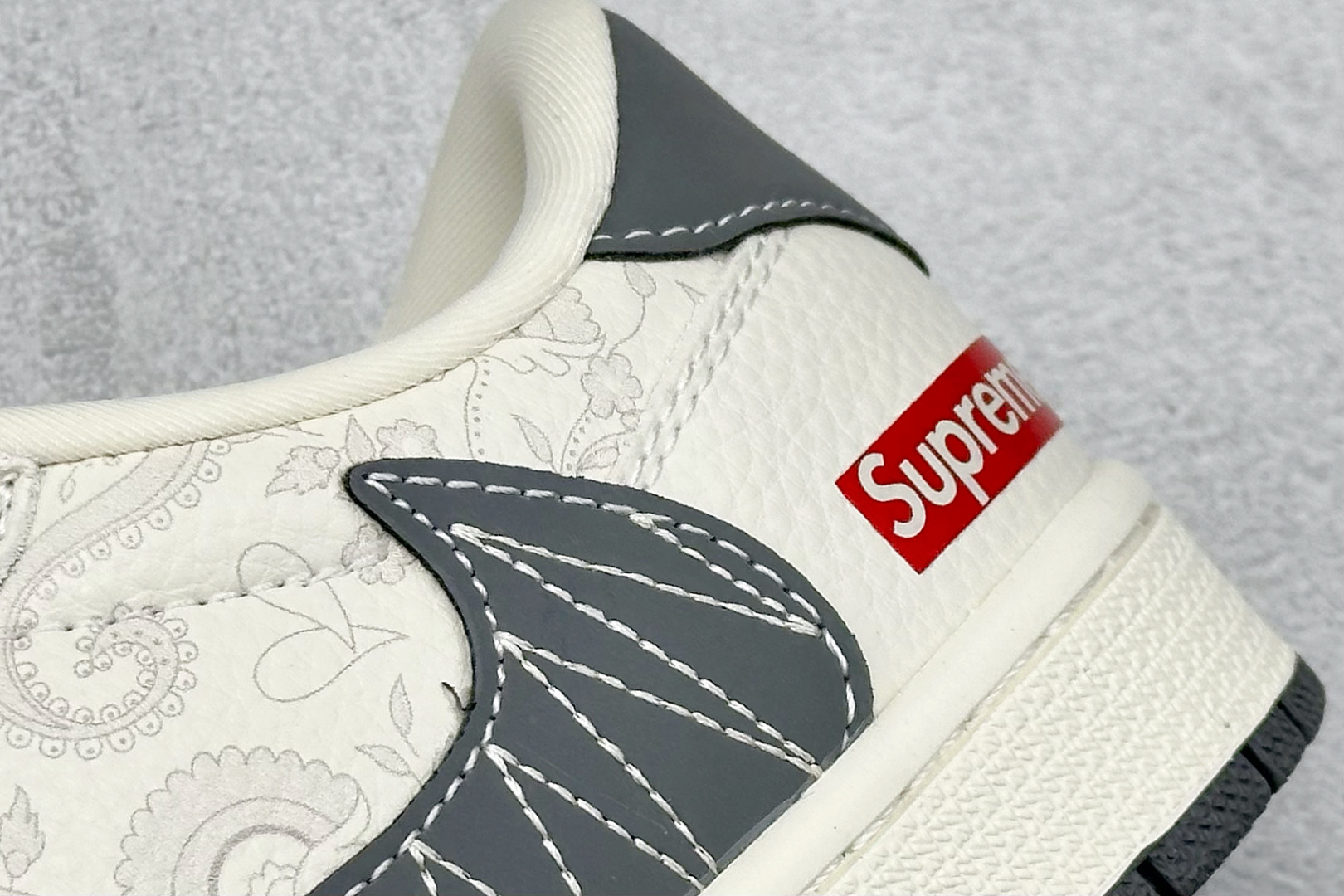 XC版Travis Scott x Fragment Design x Air Jordan 1 Low SP AJ1 乔1 Supreme联名 米白暗花 低帮文化休闲板鞋 XS2025-050