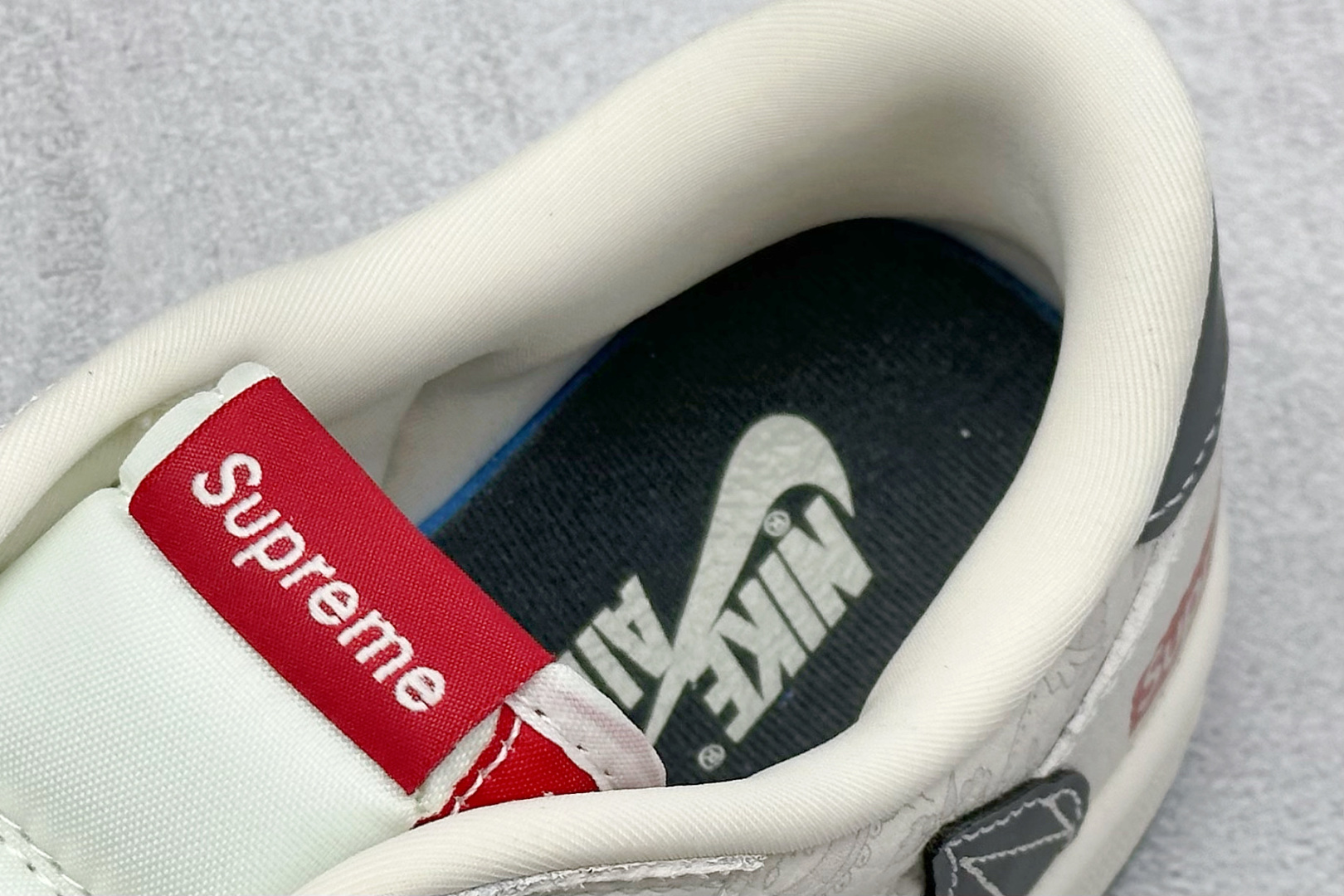 XC版Travis Scott x Fragment Design x Air Jordan 1 Low SP AJ1 乔1 Supreme联名 米白暗花 低帮文化休闲板鞋 XS2025-050