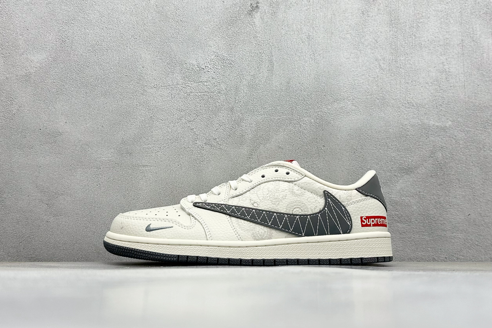 XC版Travis Scott x Fragment Design x Air Jordan 1 Low SP AJ1 乔1 Supreme联名 米白暗花 低帮文化休闲板鞋 XS2025-050