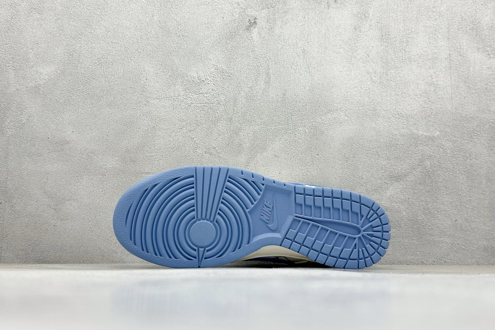 Nike SB Dunk Low “lv联名——白蓝灰”高端定制 低帮休闲板鞋 HS2506-219
