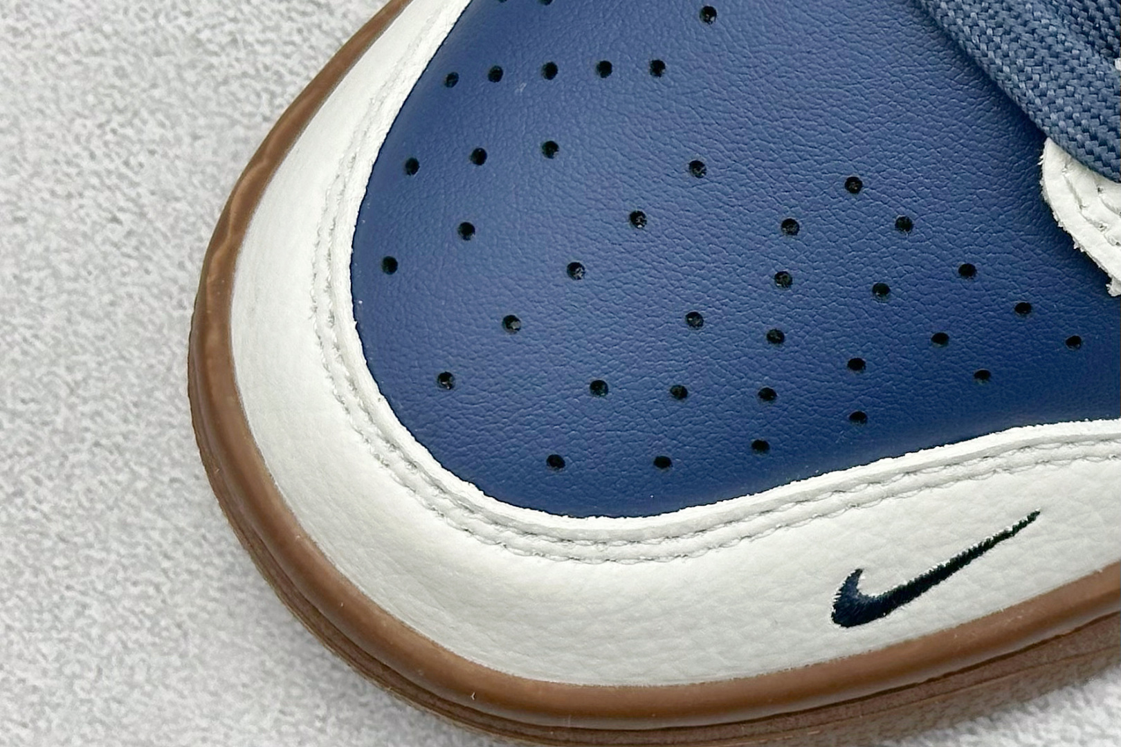 Nike SB Dunk Low “巴黎世家联名---奶白蓝生胶” 高端定制 低帮休闲板鞋 FX1588-315