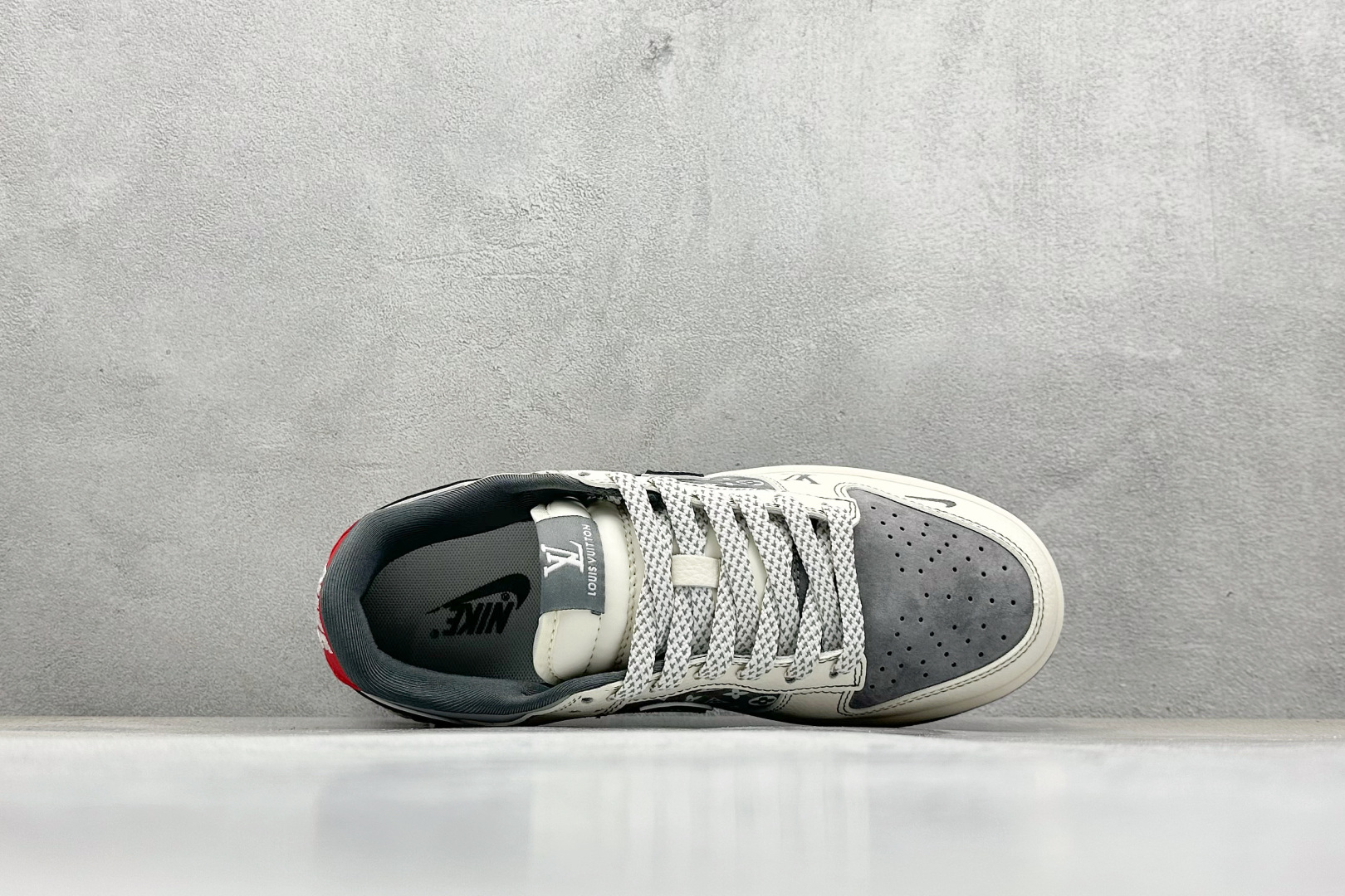 XC版Nike SB Dunk Low LV联名 灰红小勾 低帮休闲板鞋 YX5066-367