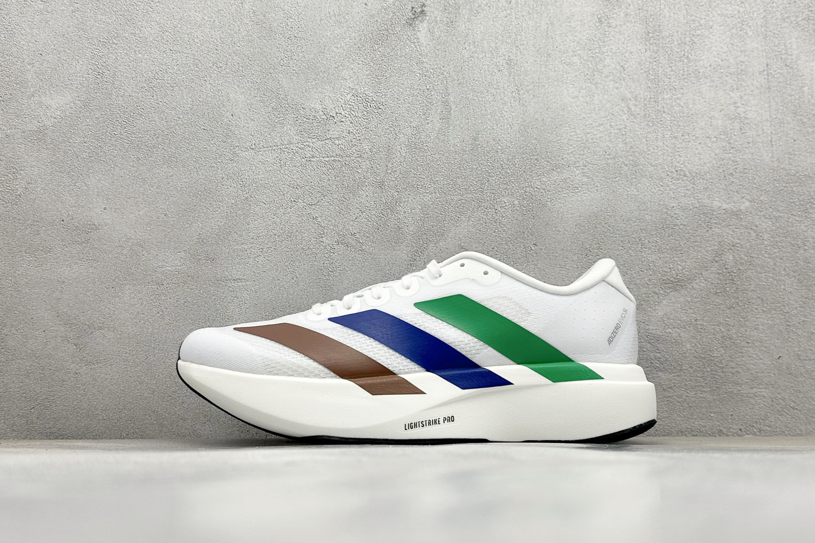 🌾 RS版 Adidas Adizero Evo SL 阿迪超轻透气缓震跑鞋整体外观造型与adiZero