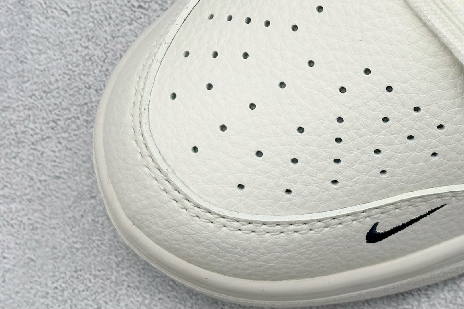 Nike SB Dunk Low “巴黎世家联名---奶白蓝双色底” 高端定制 低帮休闲板鞋 XD1588-232