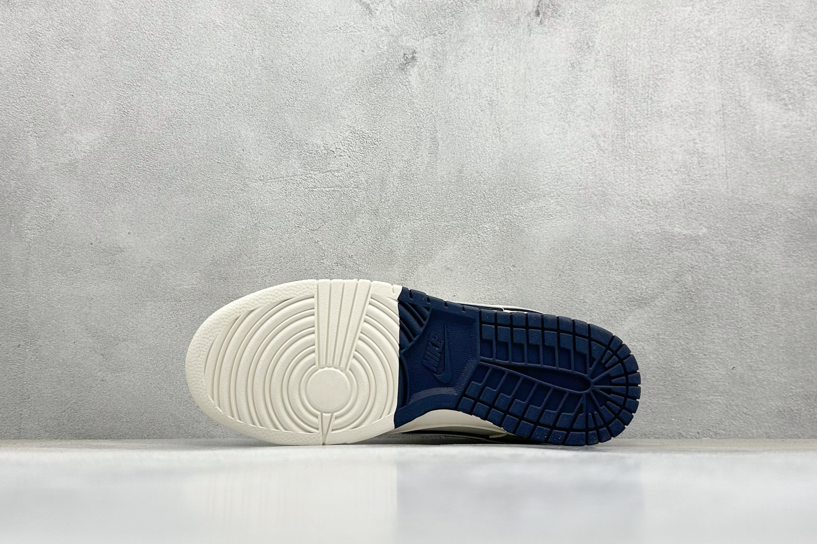 Nike SB Dunk Low “巴黎世家联名---奶白蓝双色底” 高端定制 低帮休闲板鞋 XD1588-232