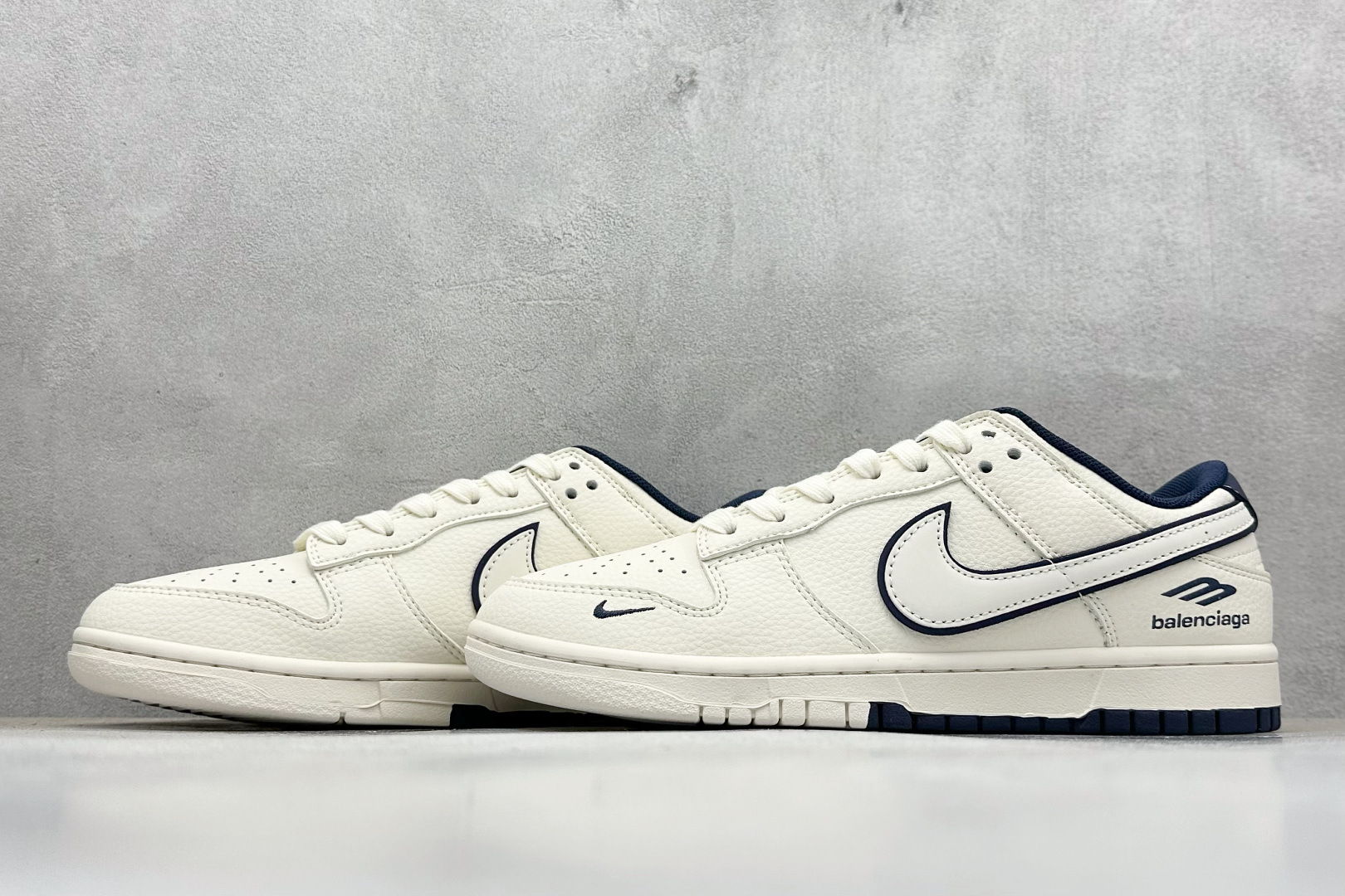 Nike SB Dunk Low “巴黎世家联名---奶白蓝双色底” 高端定制 低帮休闲板鞋 XD1588-232