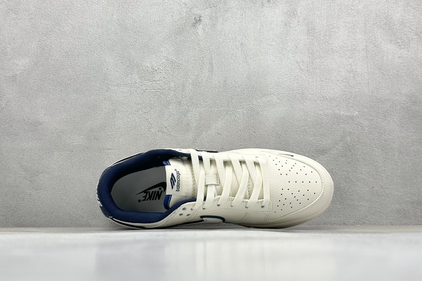 Nike SB Dunk Low “巴黎世家联名---奶白蓝双色底” 高端定制 低帮休闲板鞋 XD1588-232