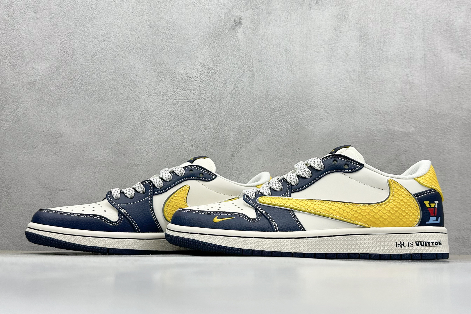 Travis Scott x Nike Air Jordan 1 Low x Louis VuittAir Jordan 1 Low 反转黑白黄小勾满天星倒钩 HS8068-040