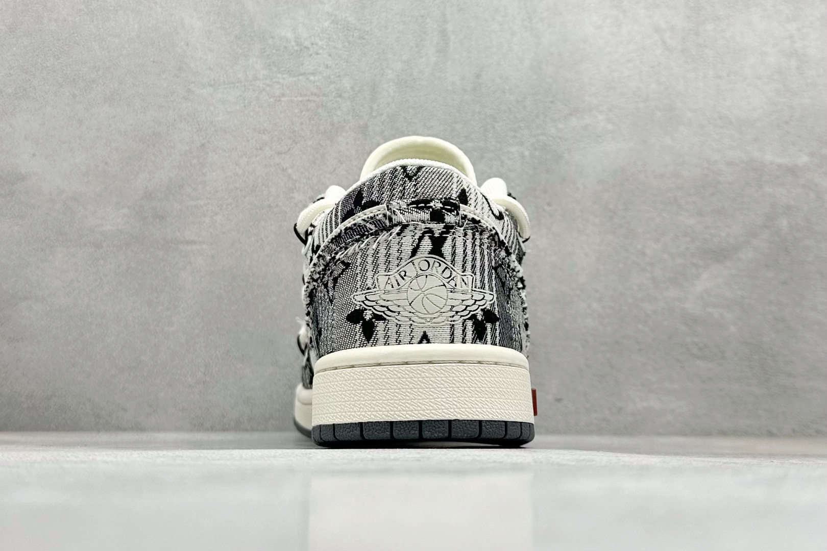 XC版Air Jordan 1 Low AJ1 乔1 LV联名 灰花布抽绳 高端定制 低帮复古篮球鞋 YX5066-372